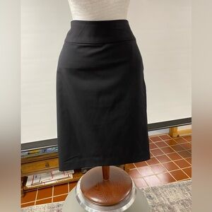 Liz Claiborne black skirt size 6. Waite is about 16” length about 22 1/2”.